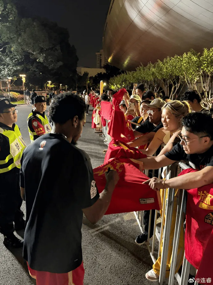 澳门新葡京在线网站-解说：塔克和布朗满足了每个球迷签名的愿望，签了一百来件
